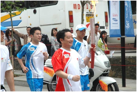 點(diǎn)燃激情 傳遞愛心—楊文龍董事長傳遞奧運(yùn)圣火紀(jì)實(shí)