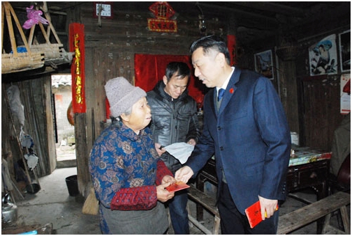 集團(tuán)工會(huì)走訪樟樹市困難戶