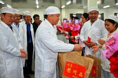 樟樹市領(lǐng)導(dǎo)2016年五一前夕到仁和集團走訪慰問