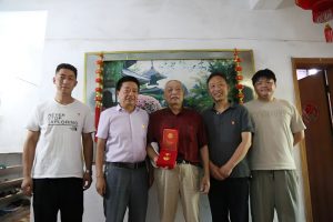 仁和集團(tuán)黨委慰問老黨員并頒發(fā)“光榮在黨50年”榮譽(yù)紀(jì)念章