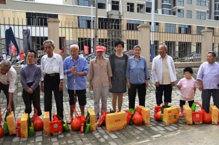 1443140783634022027.jpg 仁和集團(tuán)2015中秋前夕走訪慰問(wèn)福利院 (1).jpg