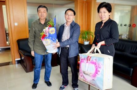 1461897263957040710.jpg 仁和集團工會走訪慰問2015年度勞模 (1).jpg